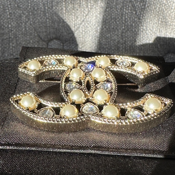2022S CHANEL LARGE RUNWAY GOLD CC LOGO PEARLS CRYSTALS BROOCH PIN NEW - Picture 6 of 16